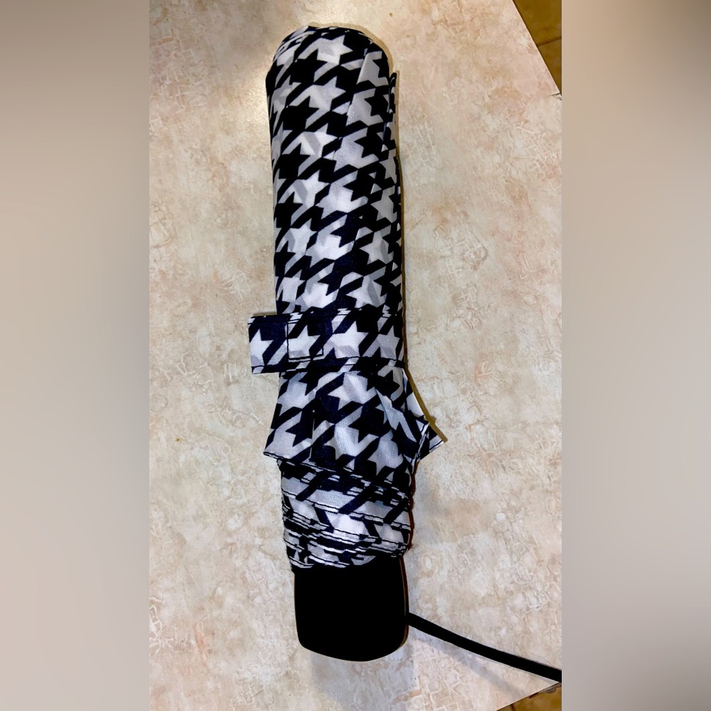 Houndstooth pattern umbrella